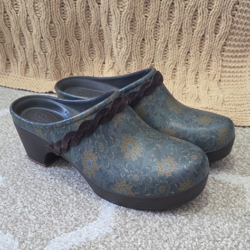 Crocs Sarah Crosslite Floral Clogs w/ Suede Braided Detail - Size 9W